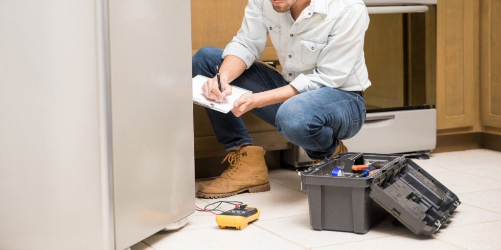 Handwerker bei kleinen Reparaturen in Rastatt