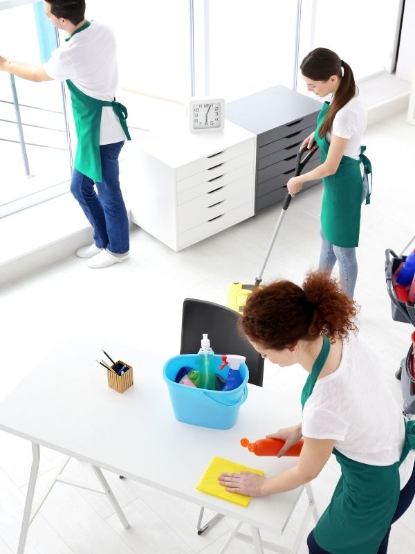 ZenOx Teamfoto – professionelles Gebäudereinigungsteam in Sinzheim