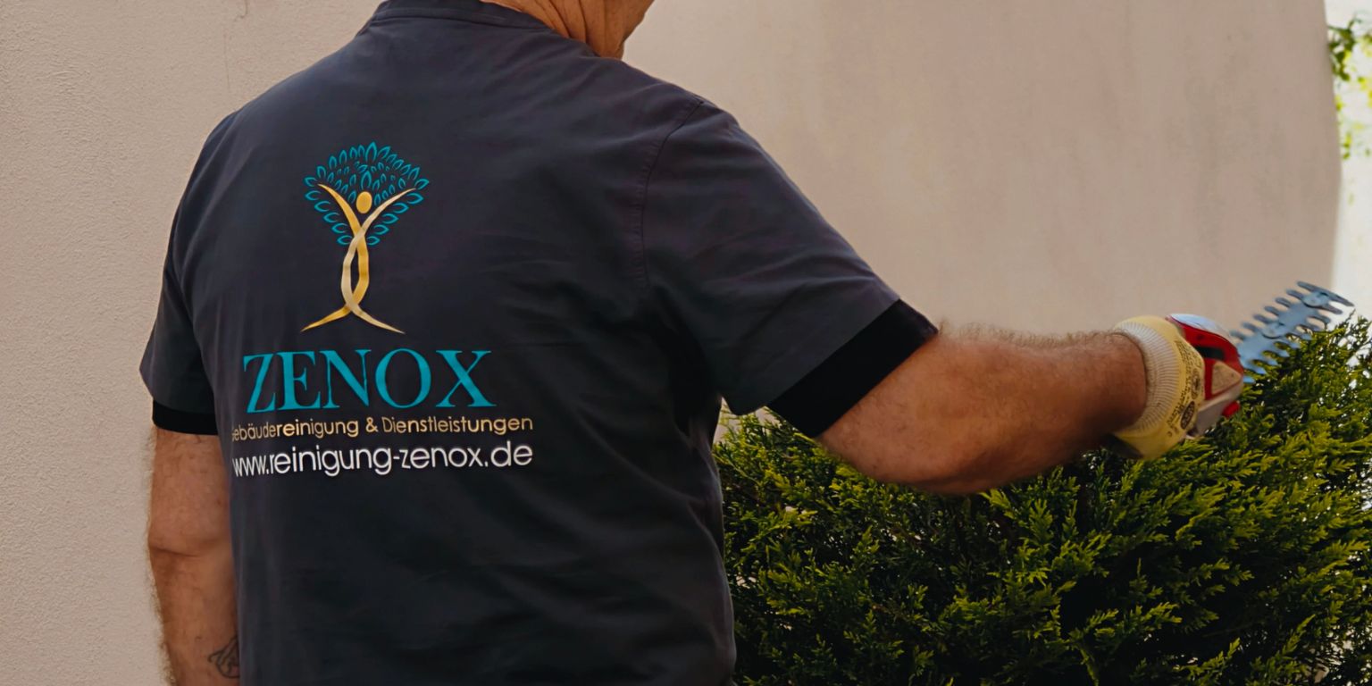 Professioneller Heckenschnitt in Baden-Baden mit sauber geschnittener Gartenhecke